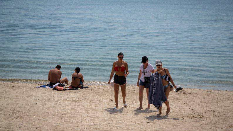 На пляжі в Одесі військові видають відпочивальникам призовного віку повістки до військкомату, фото - Суспільне