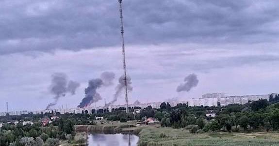 рф атаковала ракетами Кременчугский нефтеперерабатывающий завод. Фото: Дмитрий Лунин
