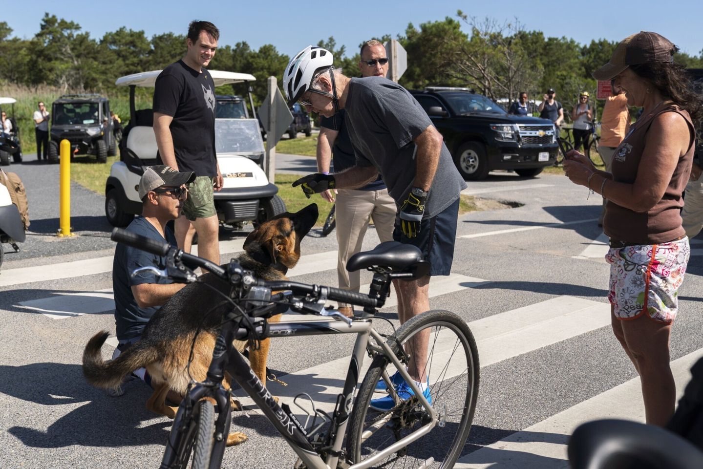Байден впав з велосипеда перед журналістами