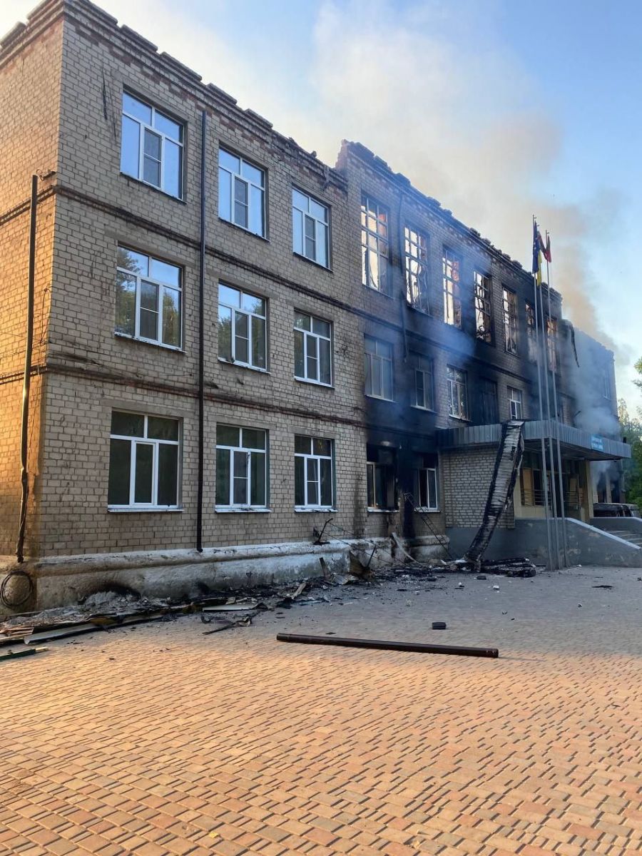 Росіяни знищили школу в Авдіївці, фото: Павло Кириленко