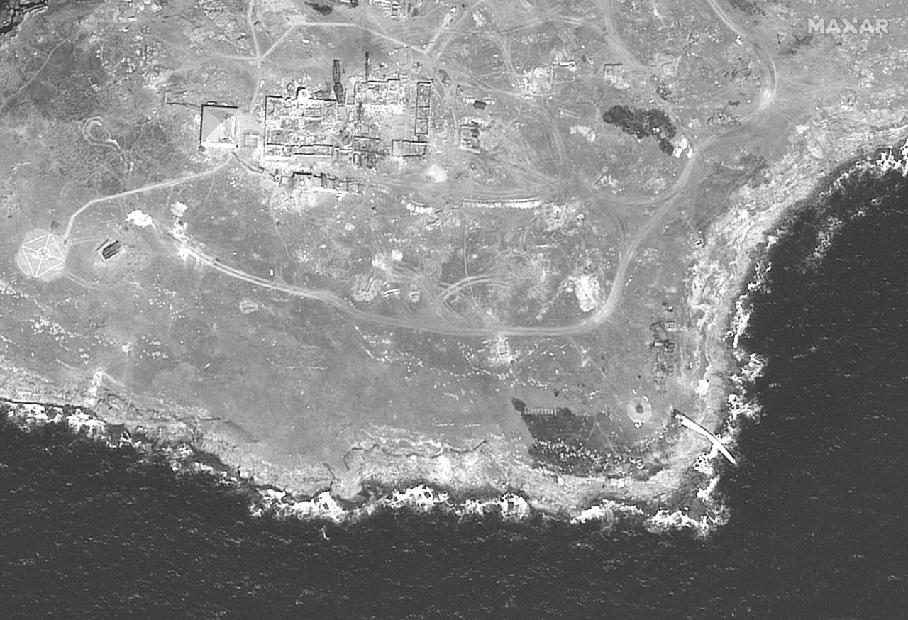 До та після удару по Зміїному - в мережі з'явилися супутникові фото острова