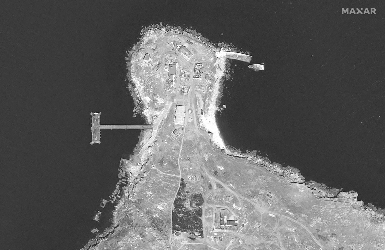 До та після удару по Зміїному - в мережі з'явилися супутникові фото острова
