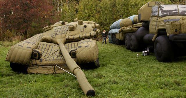 Деревянные муляжи танков на границе с Украиной разместила Беларусь. Фото: aif.by