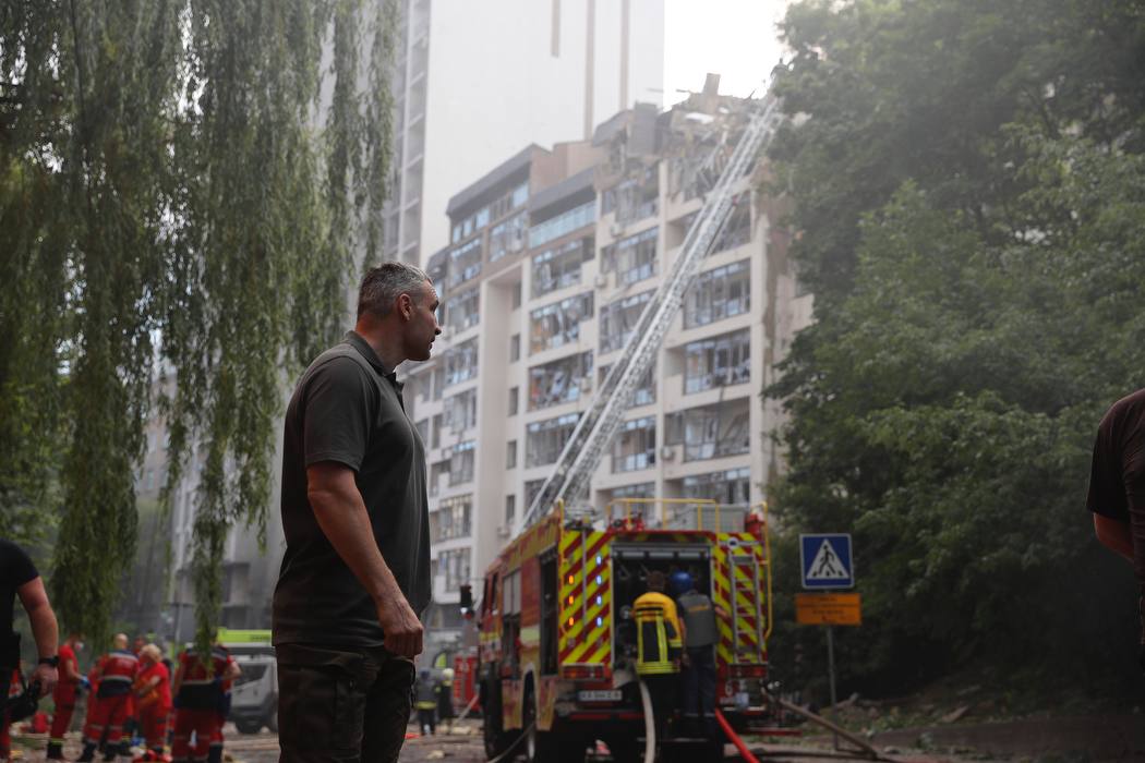 Рятувальники показали наслідки ракетного удару по багатоповерхівці в Києві 