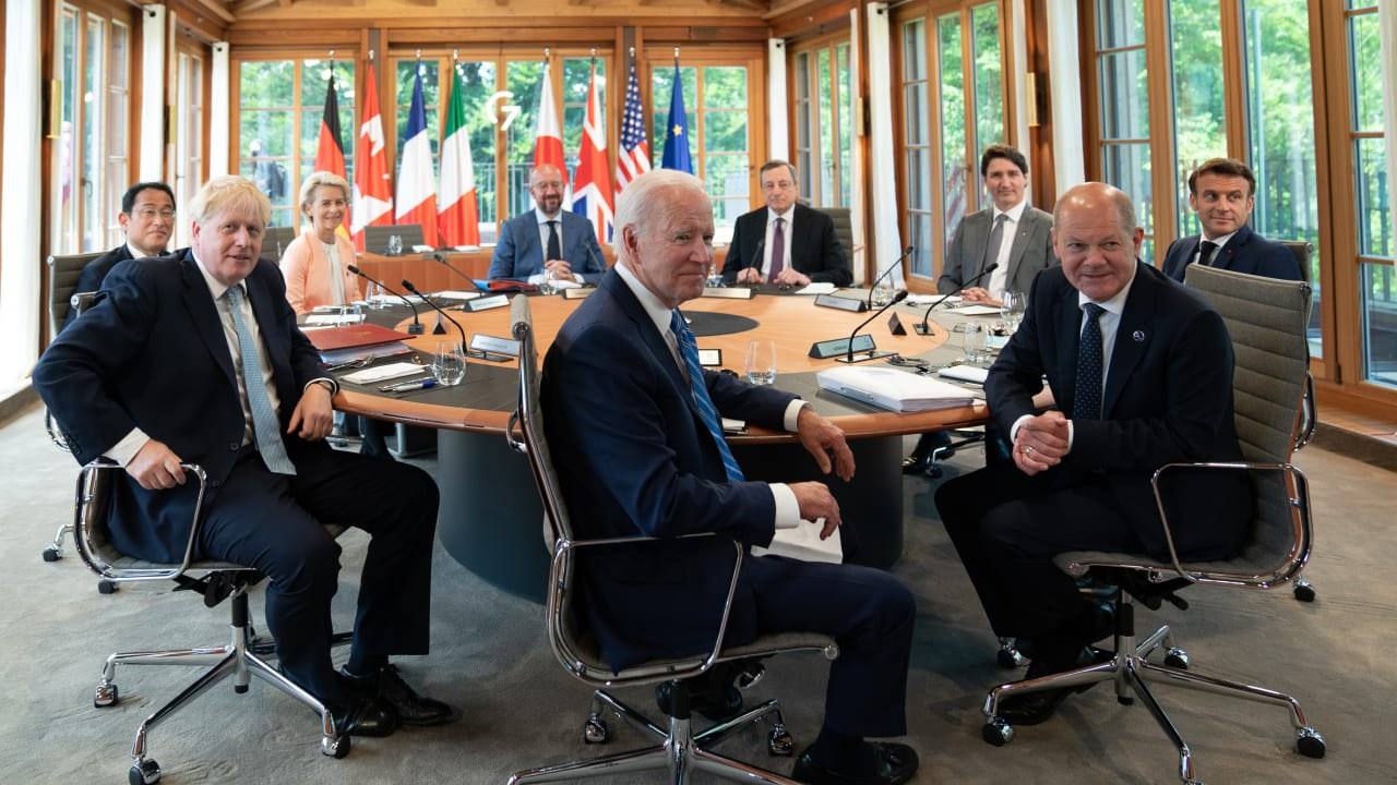 Лідери G7 на саміті у Мюнхені публічно висміяли путіна за його "мачо-фотосесії"