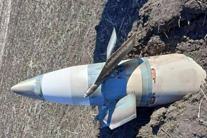 Російська ракета 9М544 впала у полі. Фото: ЦСК