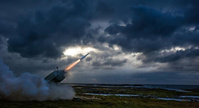США передадут противоракетные системы NASAMS, поражающие цели на дальности 20-40 км.