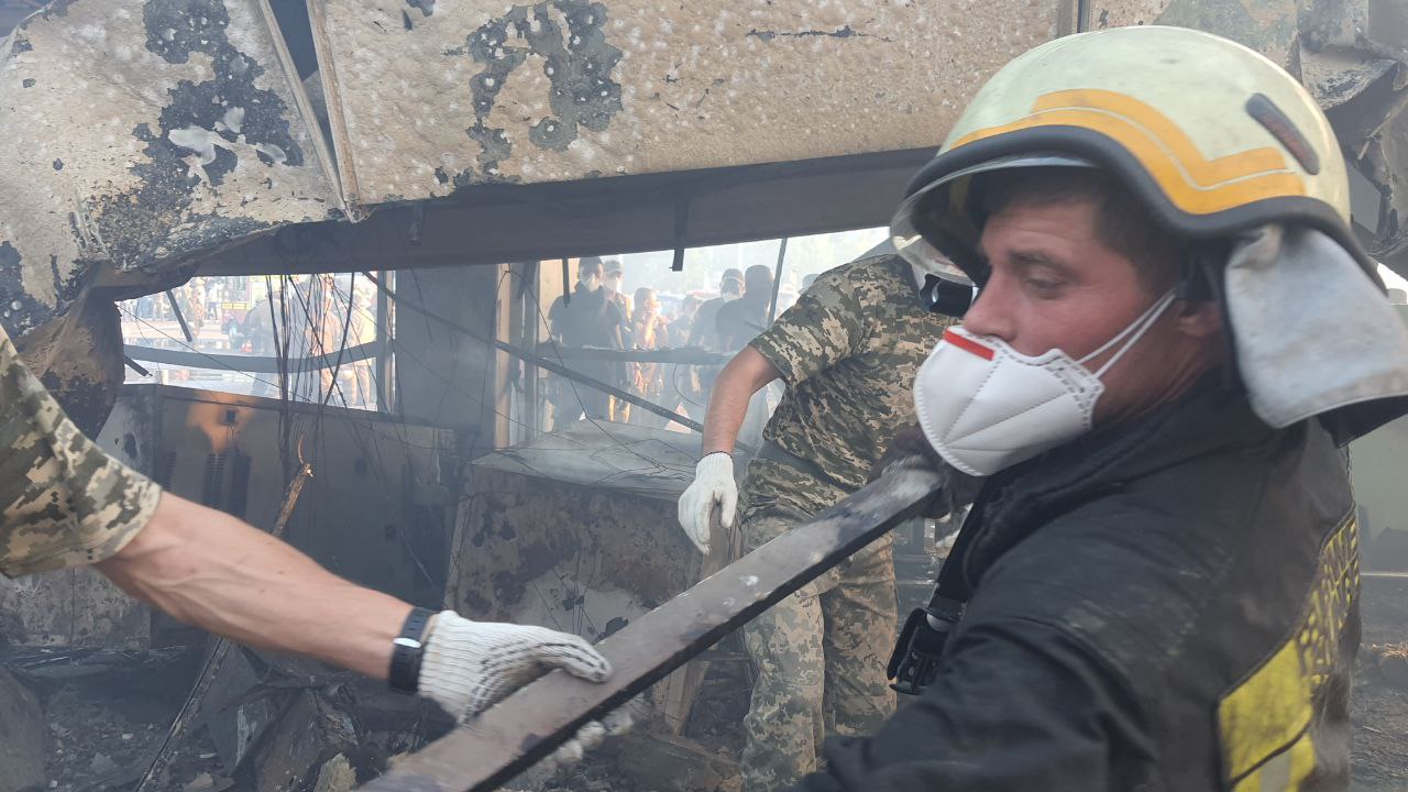 Удар по Кременчуку - ДСНС оновила дані про загиблих та гасіння пожежі, фото - ДСНС 