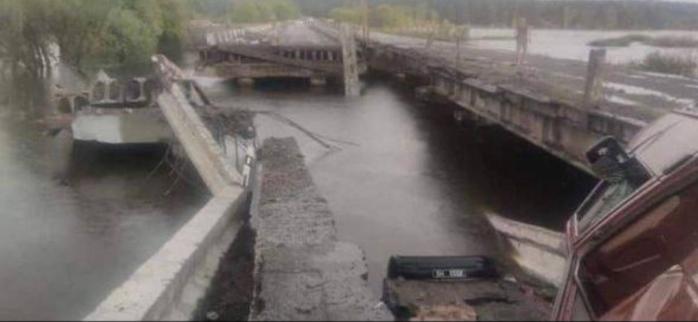 Разрушение моста в Киевской области - взрывчатка сдетонировала в результате удара молнии, есть погибший