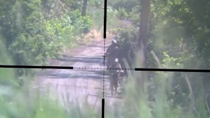 Выждал момент и ударил врасплох - снайпер ССО Украины минусирует оккупантов (ВИДЕО 18+)