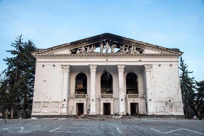 Бомбардування театру в Маріуполі - це воєнний злочин, заявили в Amnesty International