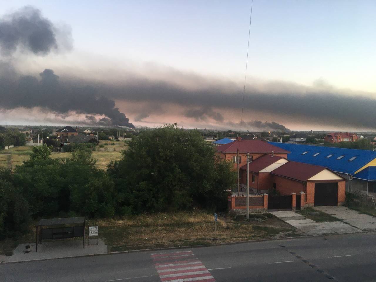 У Мелітополі досі горить аеродром. Фото: UkraineNow