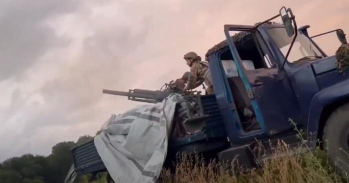 Військові встановили міномет «Васильок» на вантажівку. Скріншот з відео