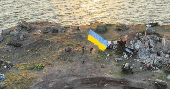 На острове Змеиный установили флаг Украины, фото: Сергей Братчук