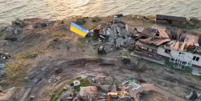 Українські військові встановили Державний прапор на острові Зміїний, скріншот відео