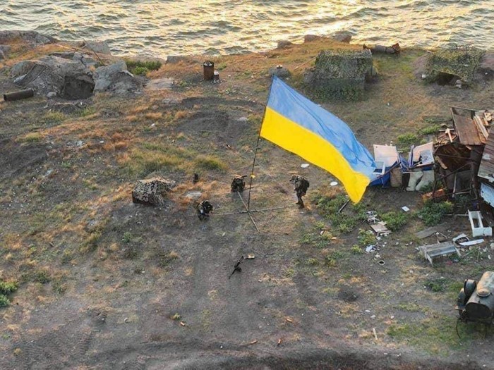 7 липня 2022 року на острові знову замайорів український прапор! Фото: ВМС