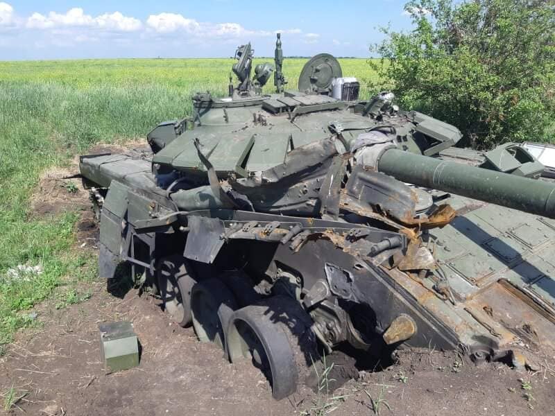 Гарно російські танки в Україні виглядають тільки так. Автор інсталяції - український народ та його Збройні cили