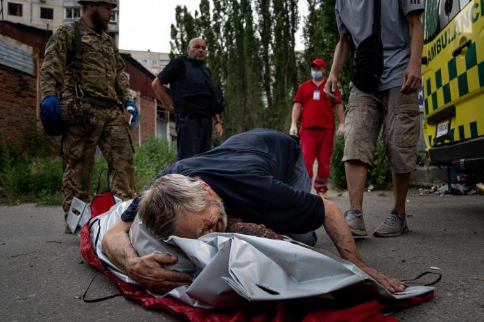 Когда начался обстрел, она вышла покормить кошек — страшные фото последствий обстрела Харькова