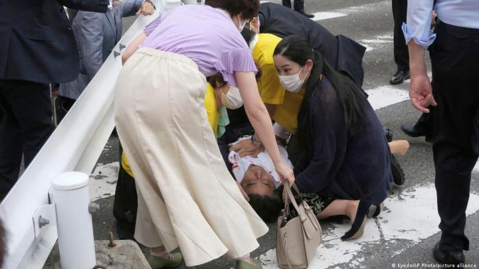  Момент убийства экс-премьера Японии Абэ попал на камеру 