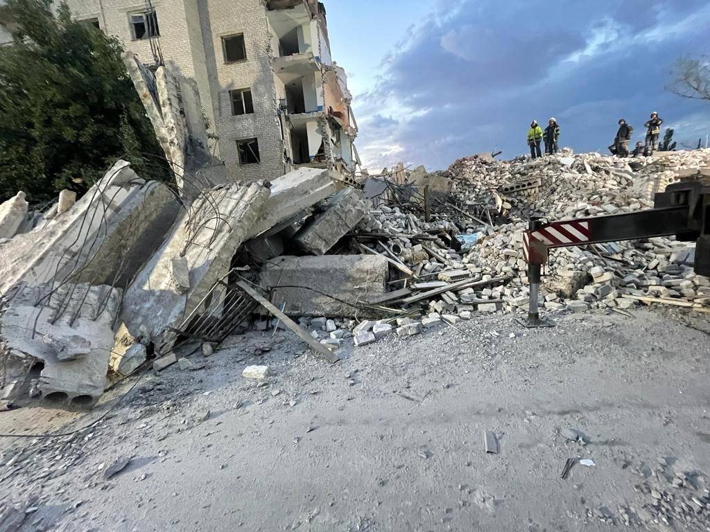 Під завалами знищеного рашистами будинку в Часовому Яру можуть перебувати 27 людей