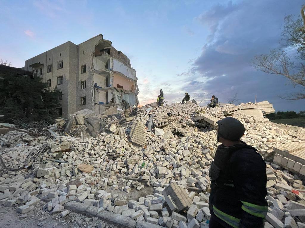 Під завалами знищеного рашистами будинку в Часовому Яру можуть перебувати 27 людей 