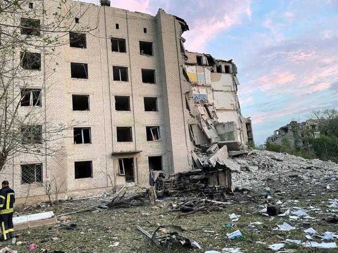 Під завалами знищеного рашистами будинку в Часовому Яру можуть перебувати 27 людей 