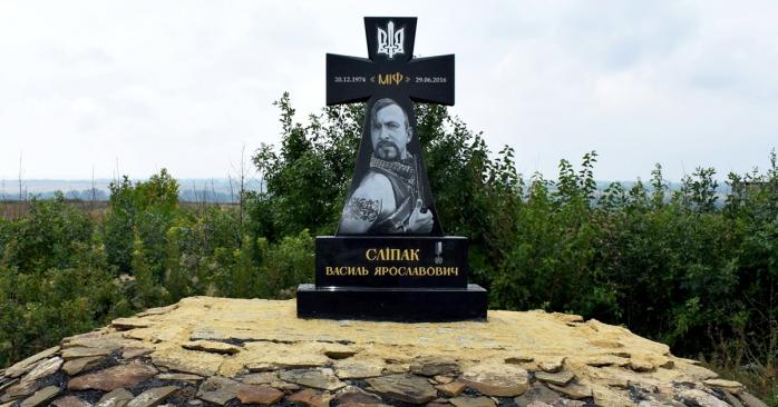 Російські окупанти та колаборанти знищили меморіал Василя Сліпака біля Бахмута (ВІДЕО)