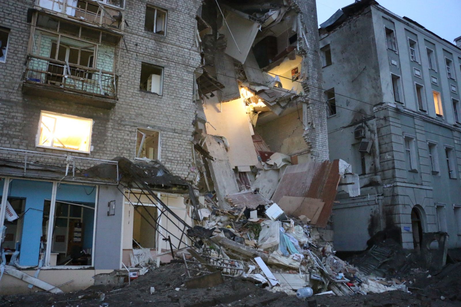 росія атакувала ракетою багатоповерхівку у Харкові. Фото: ДСНС