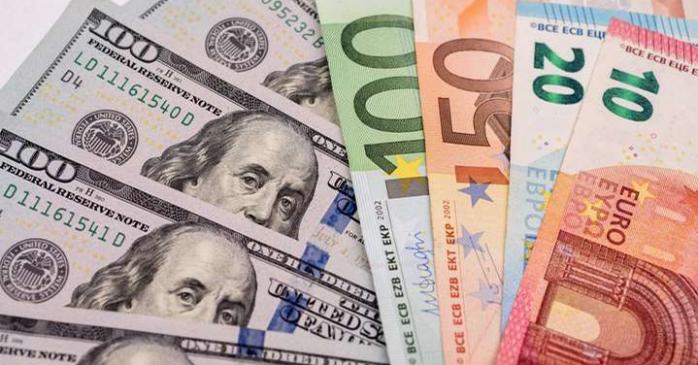 Курс евро впервые за 20 лет поравнялся с курсом доллара. Фото: Главком
