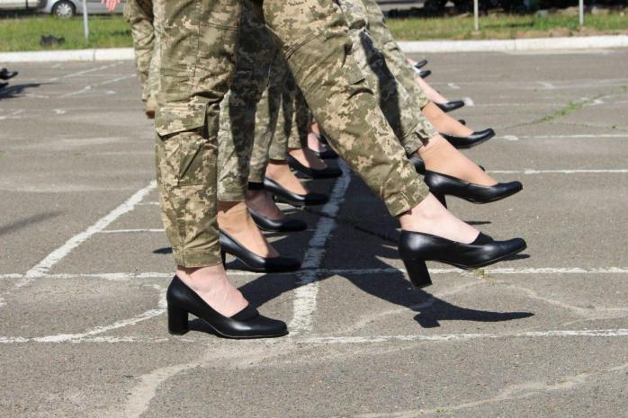 Женщины, ставшие с 1 октября на военный учет, не смогут выехать за границу