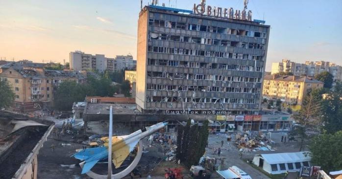 Наслідки ракетного удару по Вінниці, фото: ДСНС