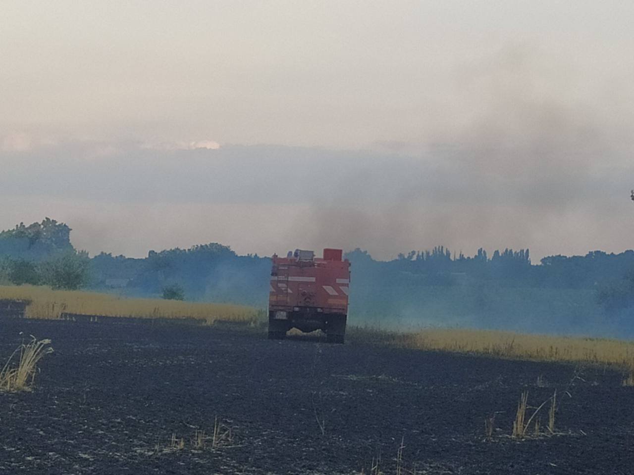 Рятувальники показали, як рятують урожай після ворожих обстрілів на Донбасі