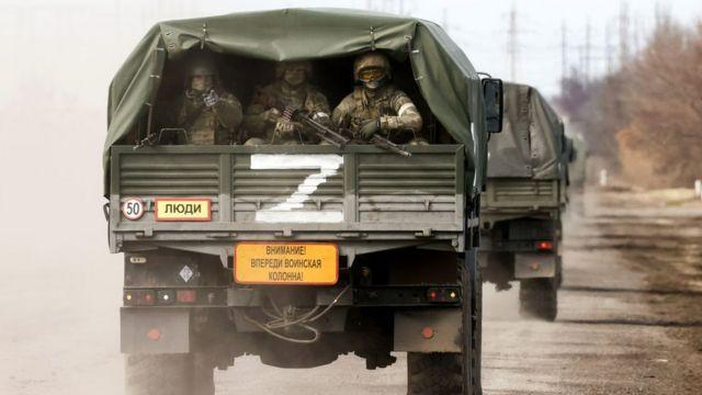росіяни вистрибують з вантажівок дорогою до українського кордону, бо не хочуть воювати. Фото: ВВС
