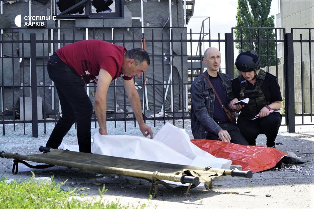 Батько загиблого у Харкові під російськими обстрілами 13-річного підлітка упродовж двох годин читав молитви над сином
