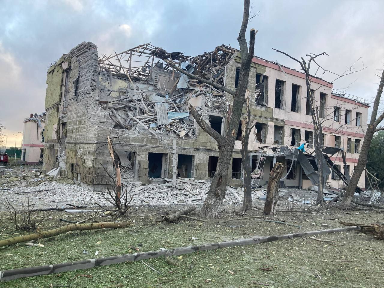 Росіяни поновили наступ на Бахмут і знищили дві школи у Краматорську