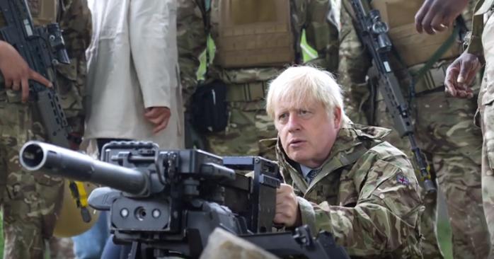 Борис Джонсон посетил бойцов ВСУ на полигоне в Великобритании. Скриншот