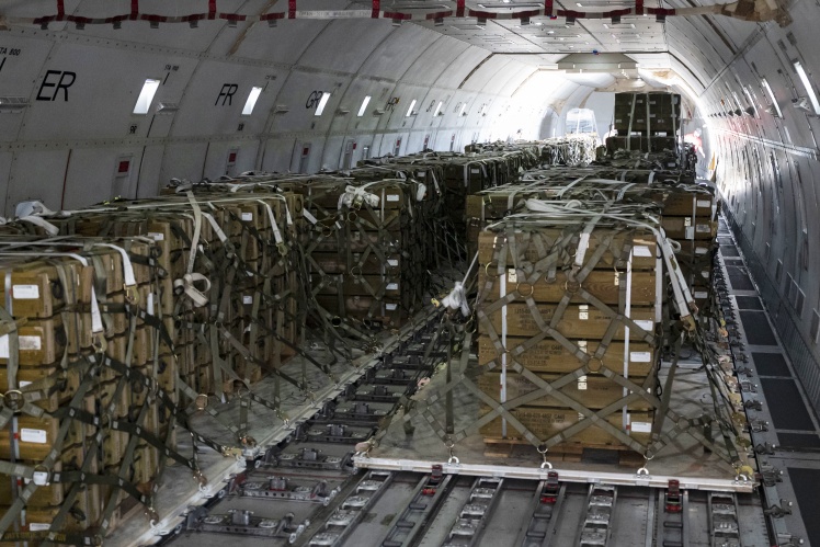 Пентагон опублікував фото вантаження HIMARS та дронів Phoenix Ghost для України