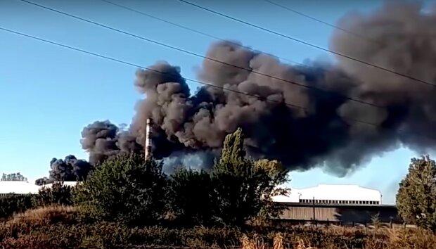 Пожар произошел на нефтебазе в Донецке. Фото: ukrainianwall.com