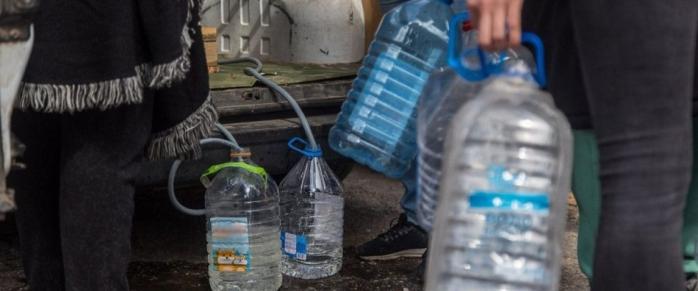 У Маріуполі пропонують людям річкову воду під виглядом питної. Фото: novyny.live
