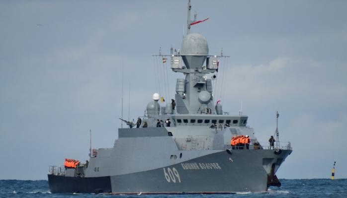 В Черном море находятся два ракетных и большой десантный корабль рф