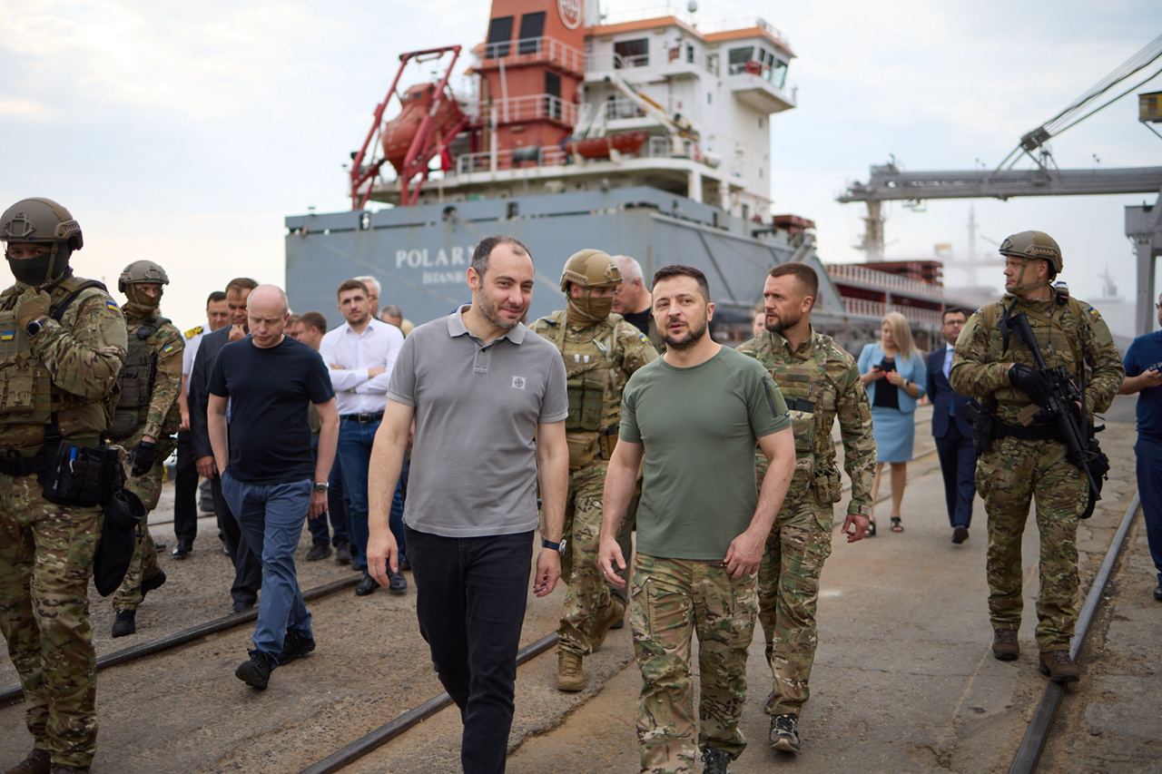Зеленський та посли країн G7 прибули до Одеського порту, звідки має розпочатись експорт українського зерна 