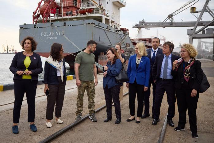 Зеленский и послы стран G7 прибыли в Одесский порт, откуда начнется экспорт украинского зерна 