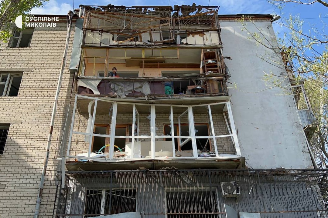 рф обстріляла спальні райони Миколаєва із РСЗВ «Торнадо-С». Фото: «Суспільне»