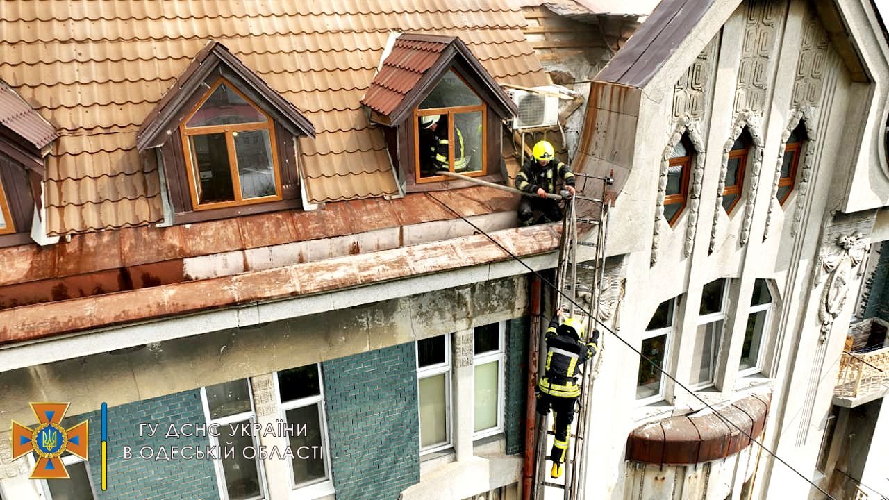 Гасити масштабну пожежу в центрі Одеси приїхали 80 вогнеборців