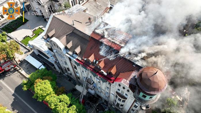 Тушить масштабный пожар в центре Одессы приехали 80 спасателей