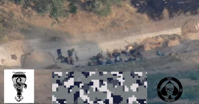 Українські військові вдарили дроном-камікадзе по групі окупантів, скріншот відео