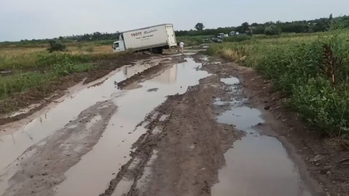 Дожди размыли дороги на Запорожье - спасатели отбуксировали с "Дороги жизни" более 250 авто 