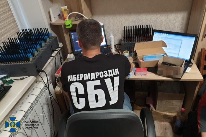 В Украине разоблачили ботоферму, которая раскручивала скандал между Зеленским и Залужным, пишет о следе «Евросолидарности»