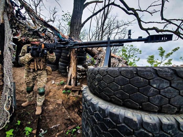Українські захисники відбили ворожі атаки на чотирьох напрямках, тривають бої в Пісках (КАРТА)