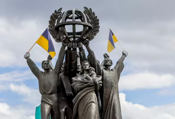 Гельсінки позбулися подарованої СРСР статуї "Мир у всьому світі"